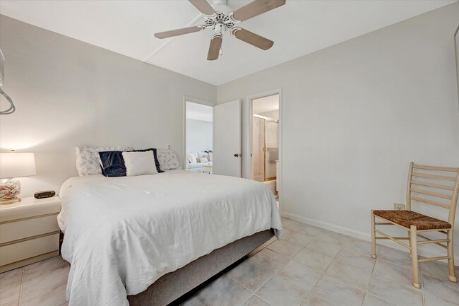 Building Photo - Make this your Island Home ! -NICE One bed...