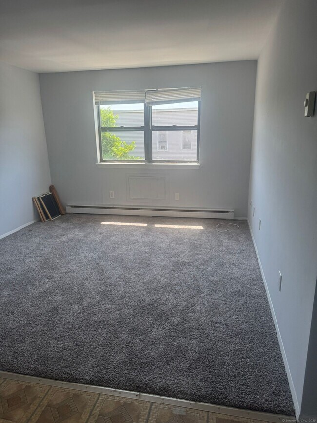 Building Photo - 217 Hollister Ave