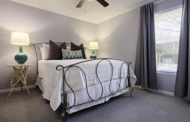 Building Photo - 10282 Vinemont St