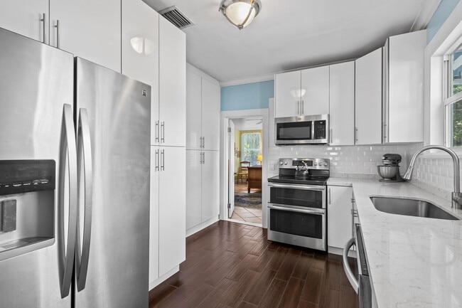 Building Photo - 621 SW 14th Terrace