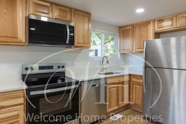 Building Photo - 3-Bedroom Home with Fenced Yard & Off-Stre...