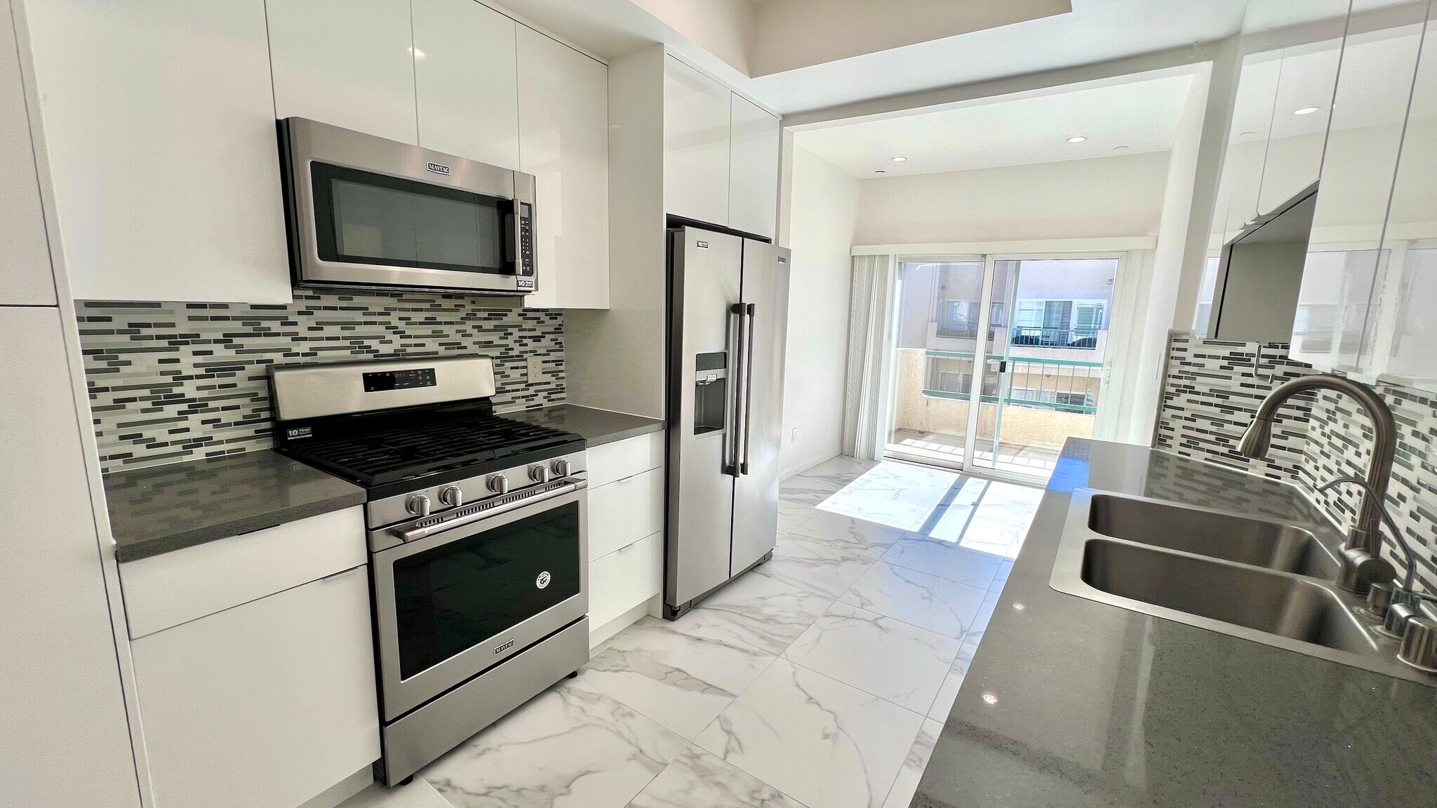 Building Photo - 5420 Sylmar Ave