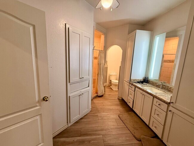 Building Photo - 405 Wren Point