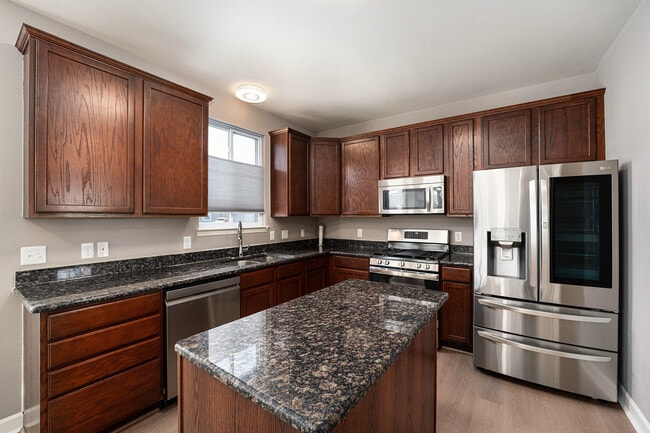 Building Photo - 27106 Ladbroke St