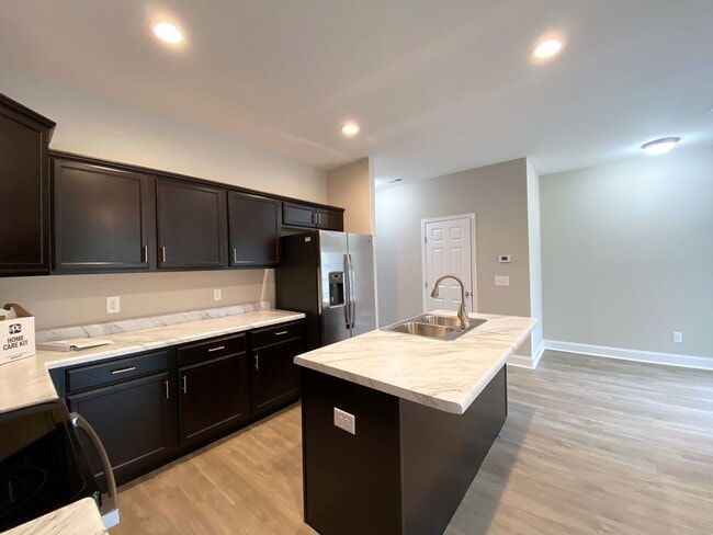 Building Photo - 3 Bed, 2.5 Bath in Stonebay Townhomes!