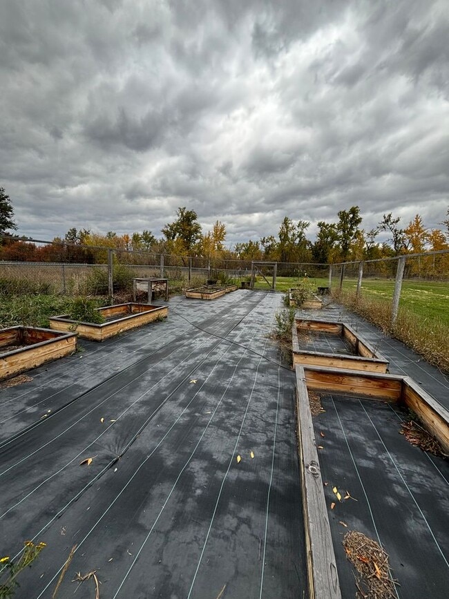 Building Photo - Spacious 4BR, 2.5BA home on 1.3 acres in Orchard Homes