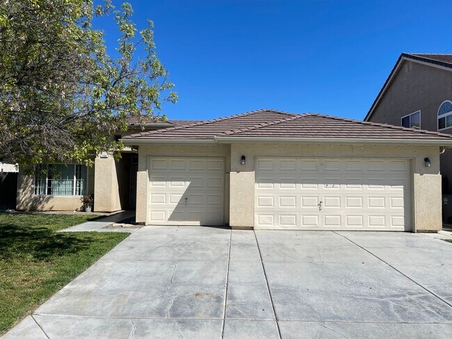 Building Photo - MOVE-IN READY – THIS ONE WILL GO FAST!