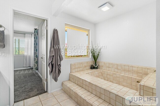 Building Photo - 3 Bedroom 2.5 Bathroom home in Ramona LARG...