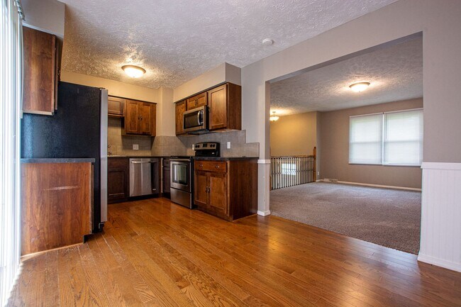 Building Photo - Split Entry 3 Bedroom / 1.5 Bath Home