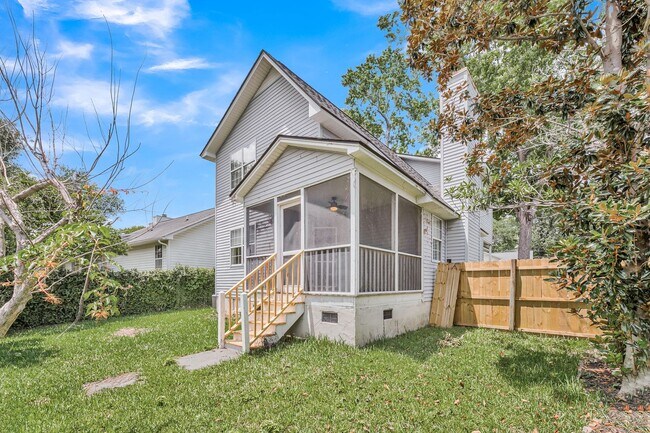 Building Photo - Charming 3BR/2.5BA Home with 2-Car Garage & Fenced Yard in Citadel Woods — West Ashley