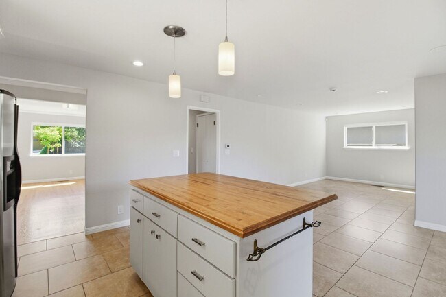 Building Photo - Remodeled 3-Bedroom 2.5-Bathroom Barron Park Home