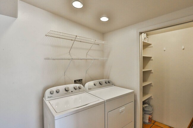 Building Photo - 3 Bedroom + den with pool