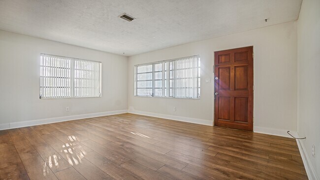 Building Photo - 5219 Bonnie Brae Cir