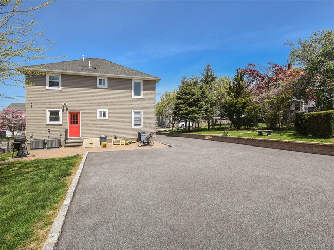 Building Photo - 22 1st St