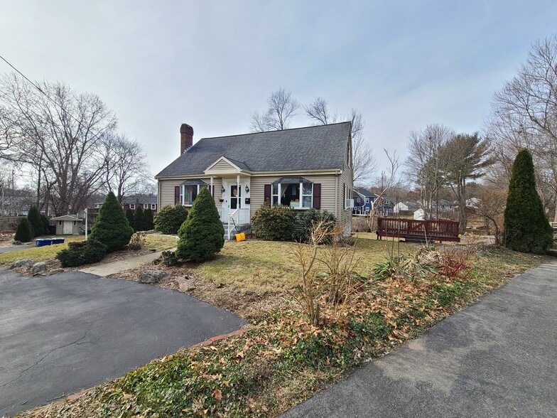 Front - 55 Newport Ave