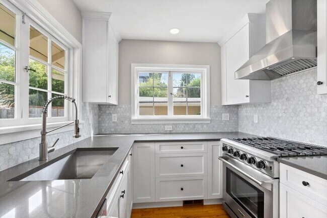 Building Photo - Sunny Air Conditioned Mercer Island Charmer!