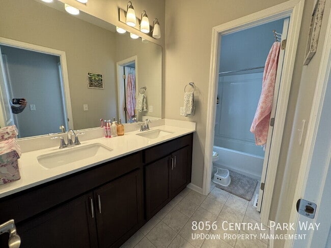 Building Photo - 8056 Central Park Way