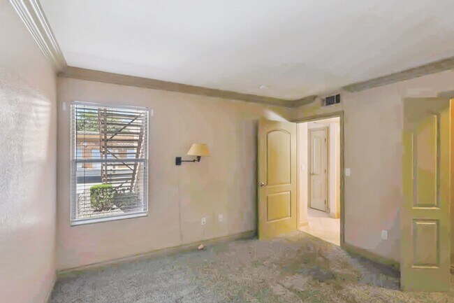 Building Photo - 2 Bed, 2 Bath 1st Floor Condo In West Las ...