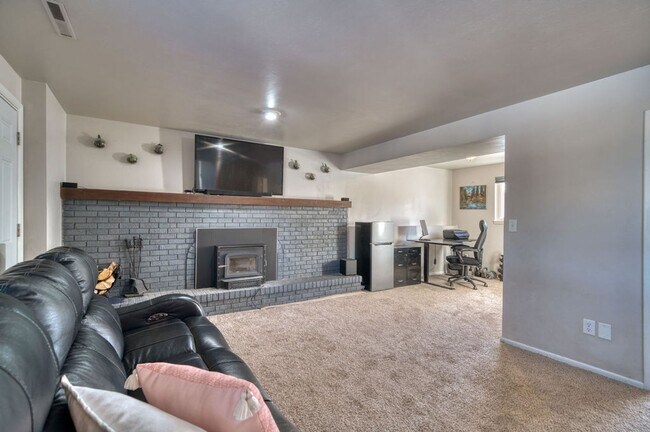 Building Photo - Charming 4 Bed 2 Bath Home in 80917!!!