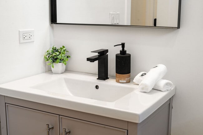 Building Photo - 1941 W Augusta Blvd