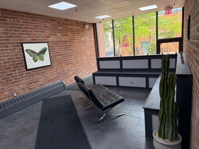 Building Photo - Private Rooms Available in Downtown Condo | Flexible Lease Terms