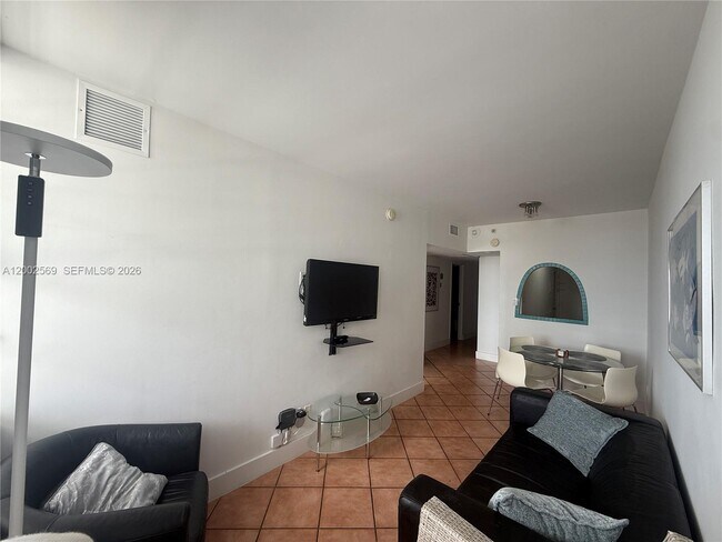 Building Photo - 100 Lincoln Rd