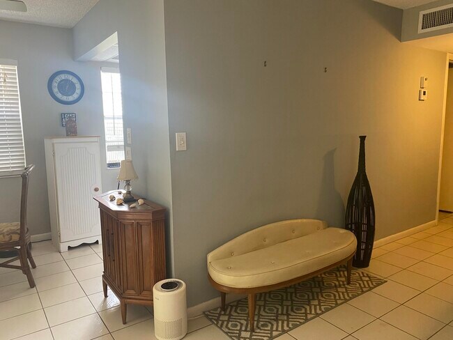 Building Photo - 542 Normandy Ln