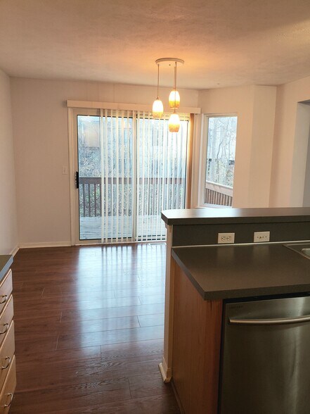 Building Photo - 3910 Old Elm Dr SE
