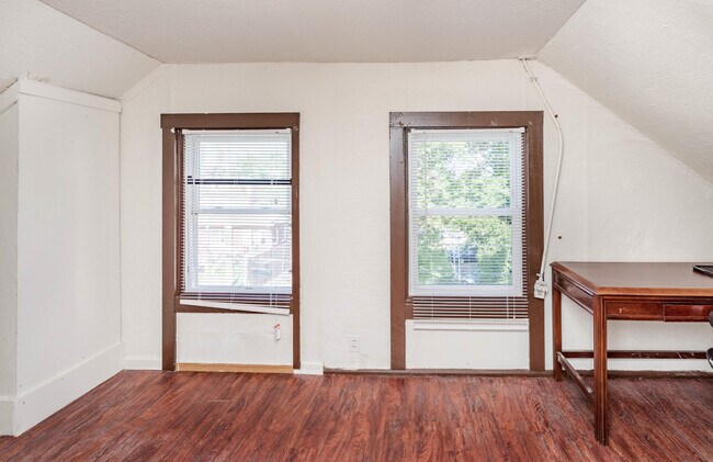 Building Photo - 213 Waugh St