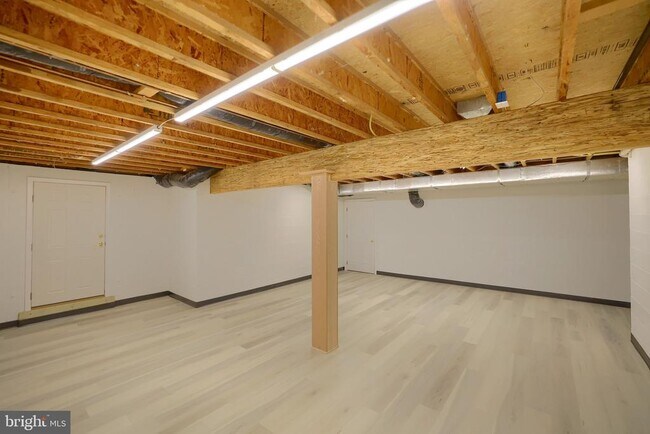 Building Photo - 8 Longwood Dr