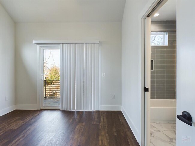 Building Photo - 1402 W 51st St