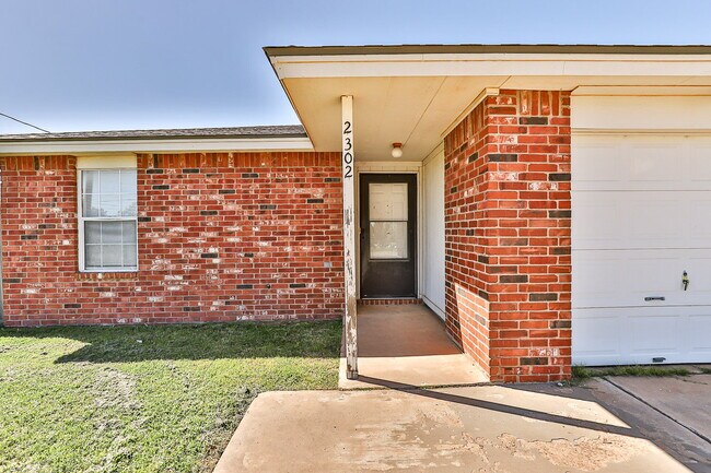 Building Photo - 2 Bedroom House w Large yard