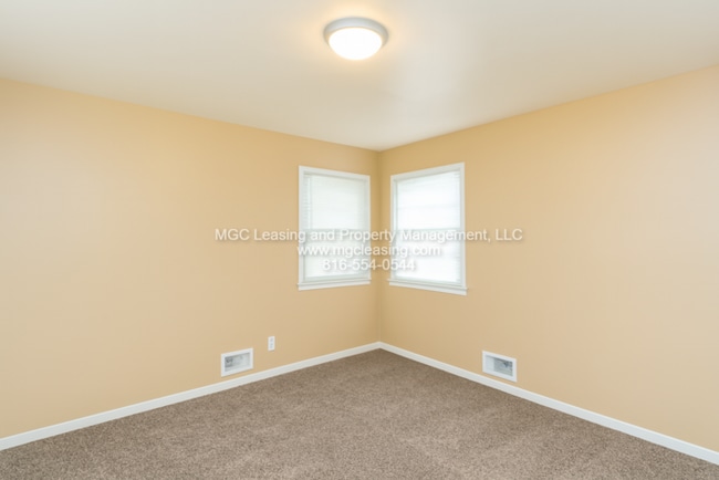 Building Photo - Perfect location with fenced in back yard!