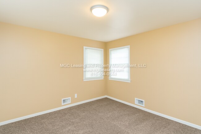 Building Photo - Raytown Rancher - Perfect location with fenced in back yard!