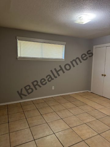 Building Photo - 3240 Forest Glen St