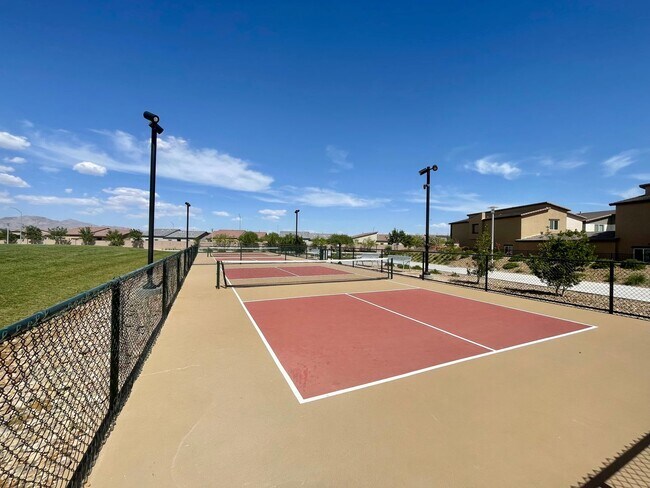 Building Photo - AMAZING GATED 3 BED 2.5 BATH 2 CAR GARAGE !