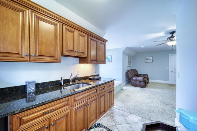 Building Photo - 137 N Ridge Ln