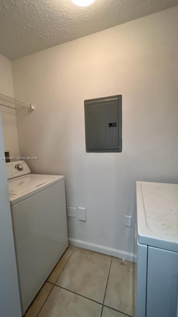 Building Photo - 2304 Myrtlewood Cir E