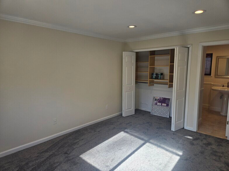 Building Photo - 68 Scarlett Dr