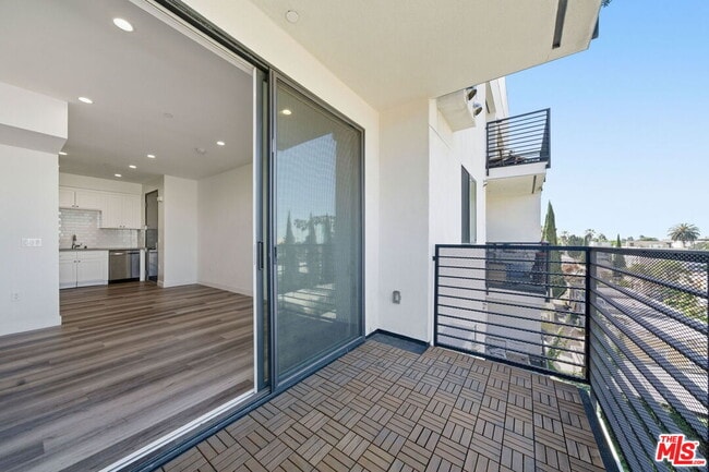 Building Photo - 667 N Wilton Pl