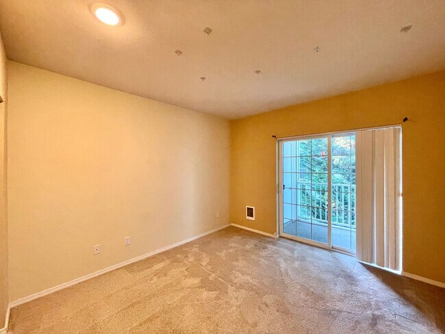 Building Photo - Spacious Top-Floor 3-Bedroom Condo