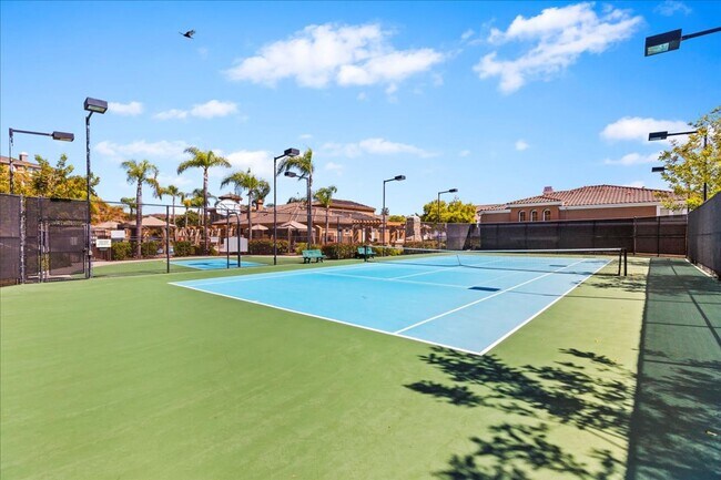 Building Photo - $3,299 - 2 Bed / 2 Bath Stunning Corner Un...