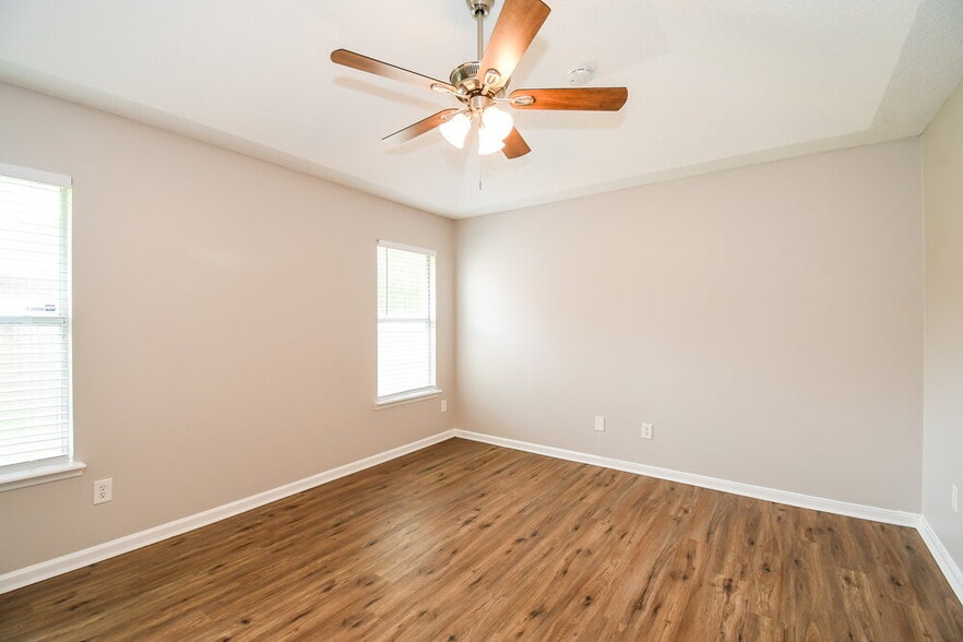 Building Photo - 1804 Sherwood Dr