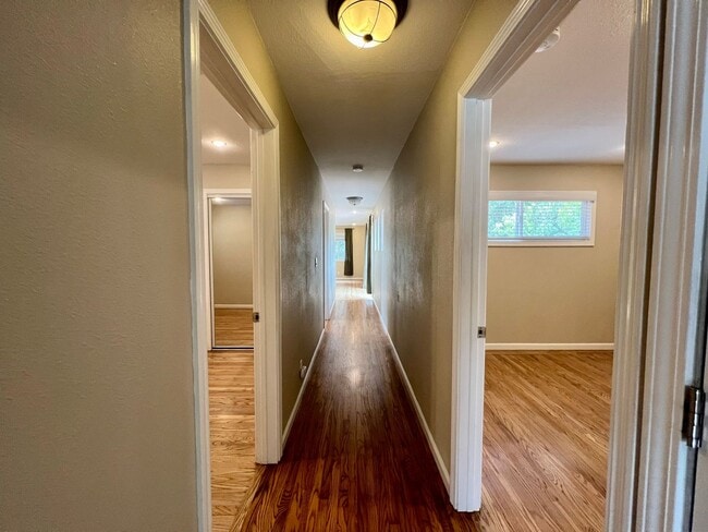 Building Photo - Spacious 4-Bed / 2-Bath Rancher near Linda Mar Beach