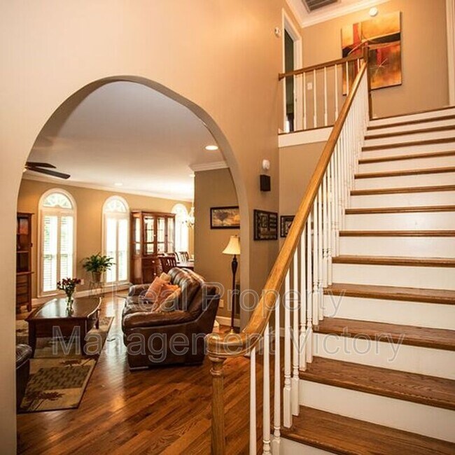 Building Photo - 1120 Shades Crest Rd