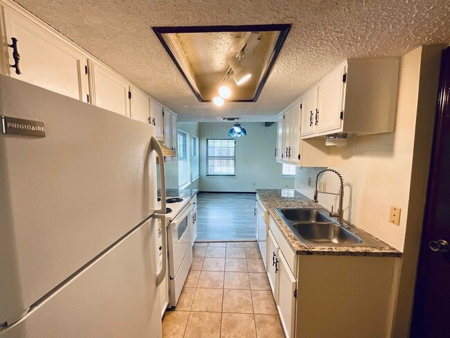 Building Photo - 1411 Hi Cir N