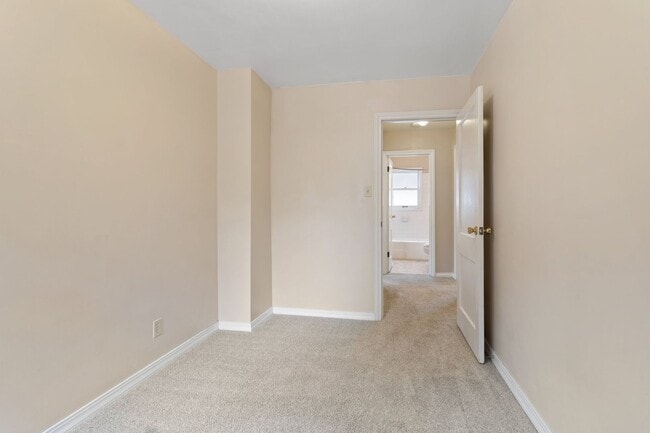 Building Photo - Centrally-Located Bungalow Available NOW!