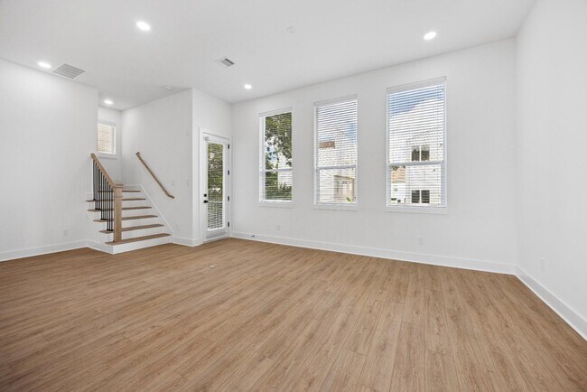 Building Photo - 835 Rachel St