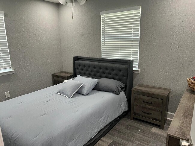 Building Photo - 1906 Karen Ln