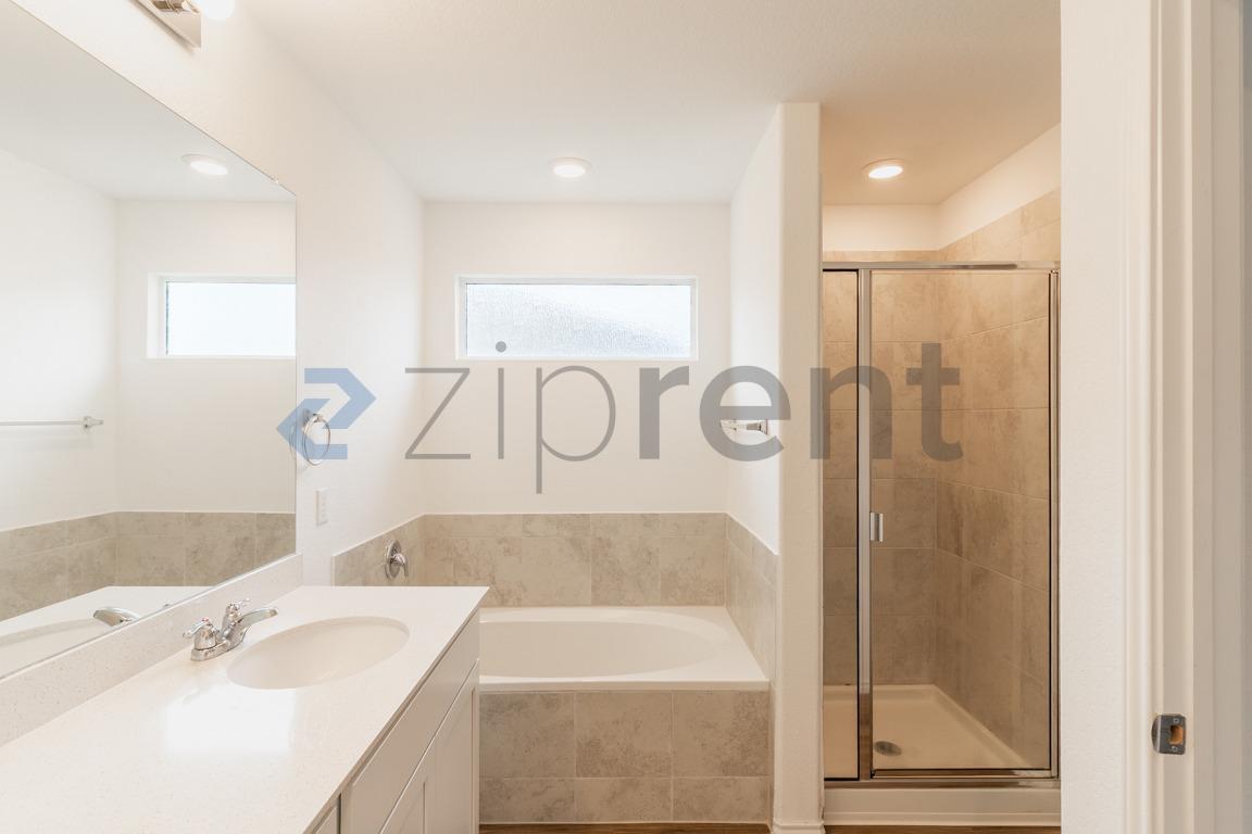 Building Photo - 206 Silver Glen Dr